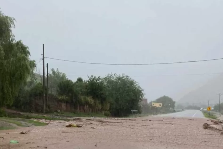 Hay zonas de la ruta a los Valles con agua en calzada. 