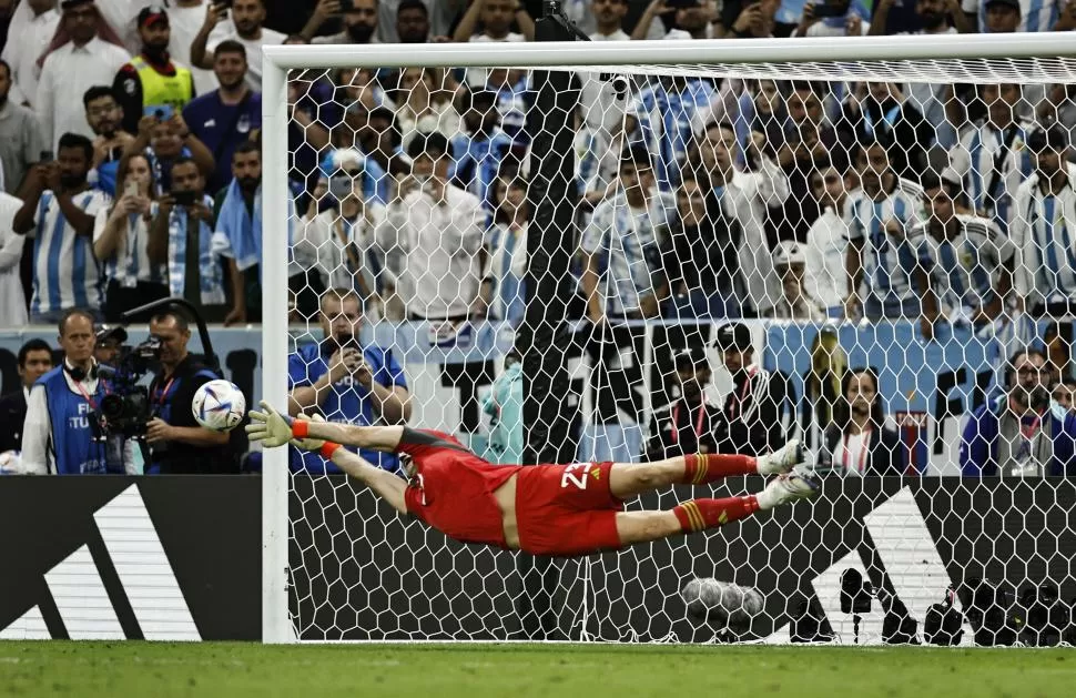 ELÁSTICO EMILIANO. “Dibu” Martínez se estira con toda su humanidad para tapar el primer penal de la serie ante Países Bajos  y lo logra. Otra actuación consagratoria para el arquero de Aston Villa. 