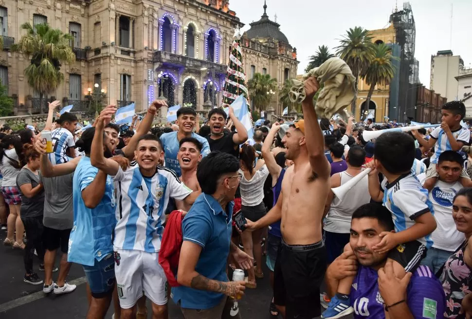 ALGARABÍA. Los tucumanos dieron rienda suelta a la locura para festejar el sufrido triunfo sobre Países Bajos. Muchos llegaron al lugar con su grupo de amigos, y combatieron el agobiante calor con algunas bebidas alcohólicas 