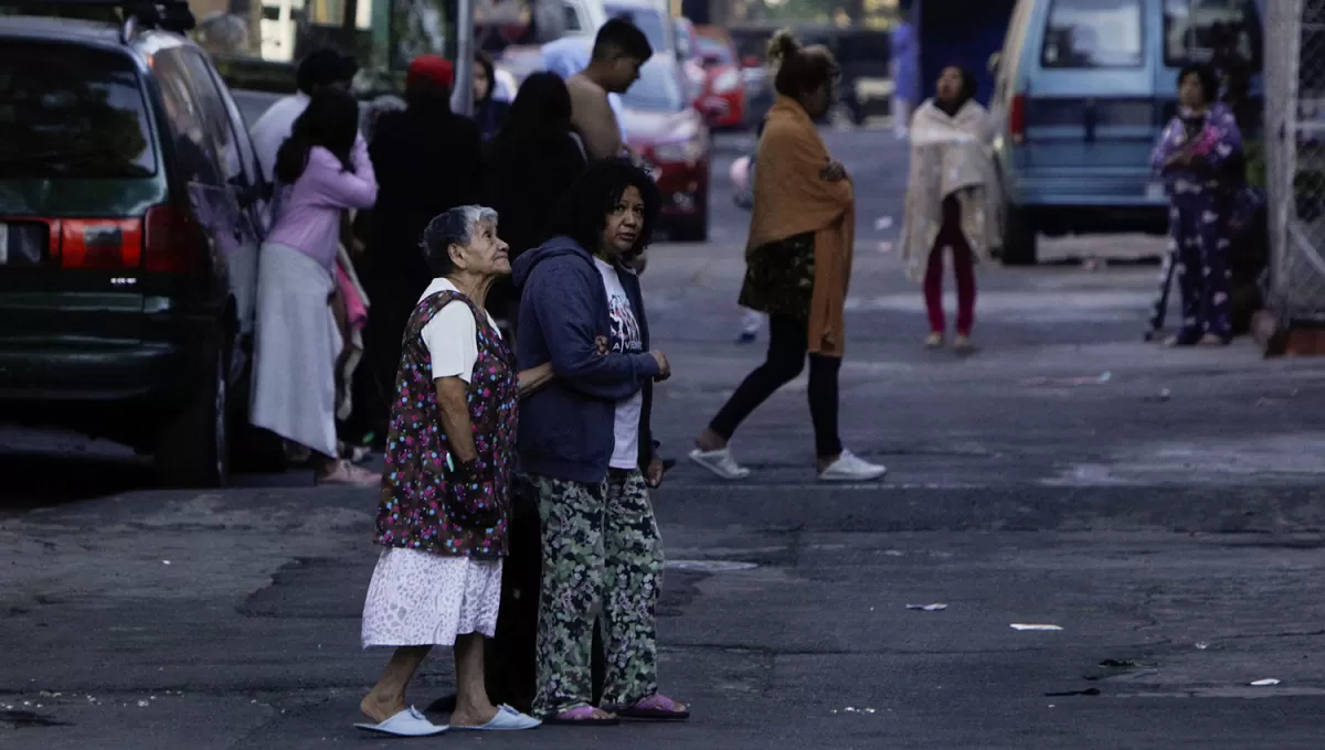 A LA CALLE. Miles de personas salieron de sus casas ahuyentadas por los movimientos telúricos.