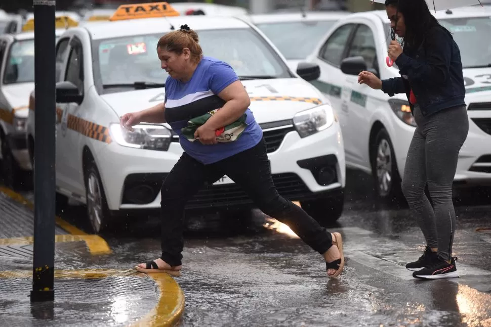 MISIÓN IMPOSIBLE. Cruzar sin meter los pies en el agua es una utopía en el centro y caminar por las calles fue nuevamente un desafío.ayer. LA GACETA / FOTOs DE Analía Jaramillo