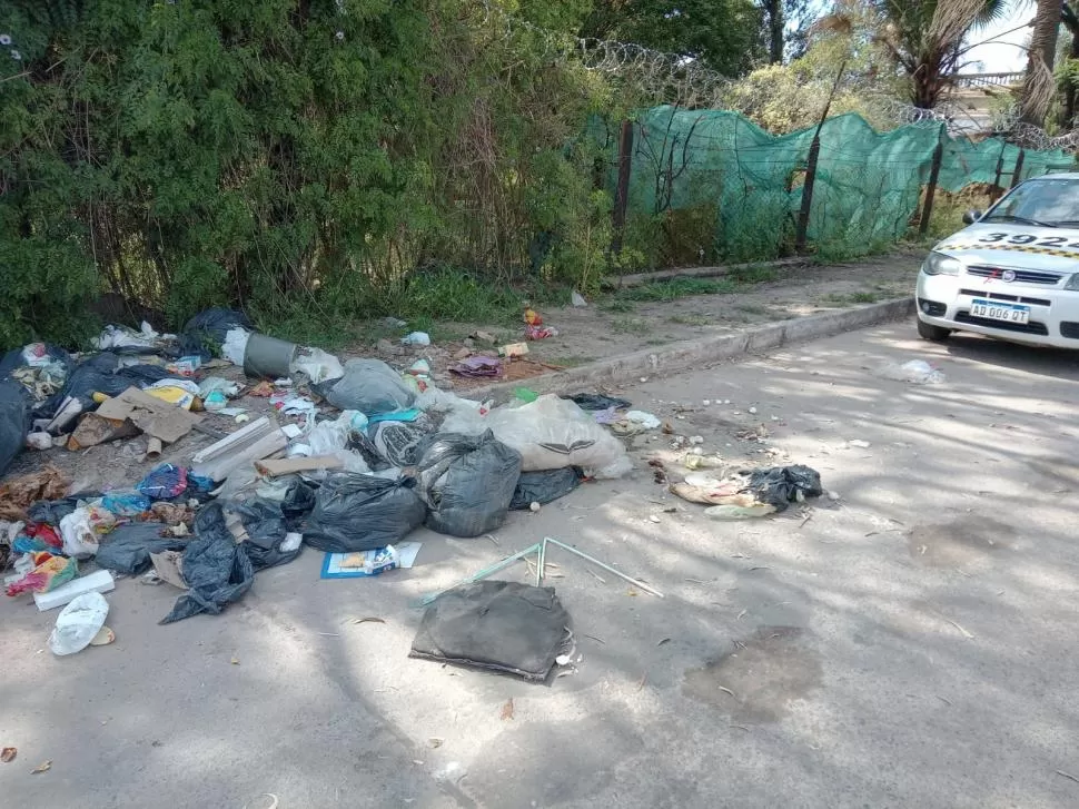 Le convirtieron la vereda en basural