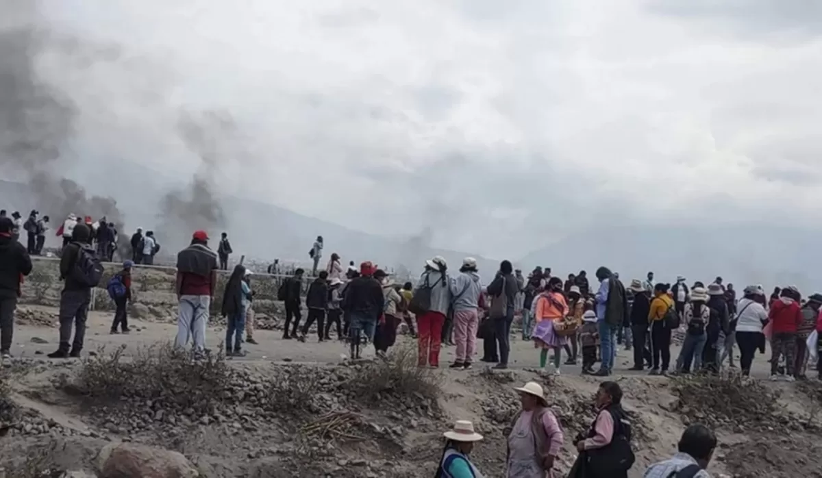 Caos en las calles y en un aeeropuerto.