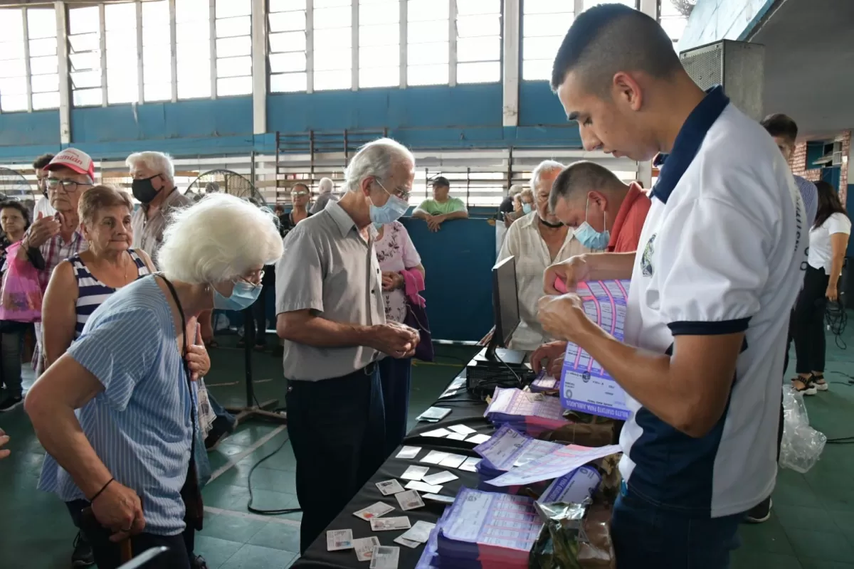 TRÁMITE PRESENCIAL. Cientos de jubilados aguardaron durante horas en el Complejo Belgrano para poder retirar los tickets.
