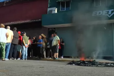 Se movilizaron y quemaron una cubierta para protestar contra el servicio eléctrico