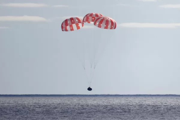La cápsula Orión regresó a la Tierra luego de rodear la Luna
