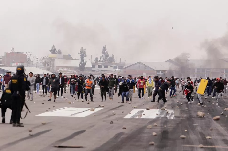 EN LA PISTA. La Policía dispersó a los que protestaban en el aeropuerto.  