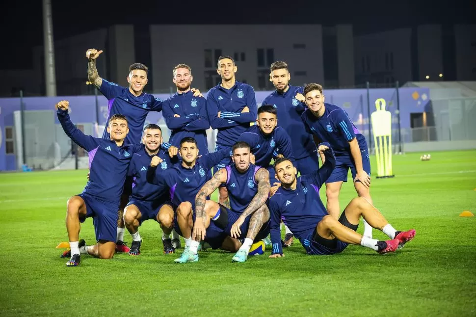 GRUPO MUY UNIDO. Enzo Fernández, Alexis Mac Allister, Ángel Di María, Gonzalo Montiel, Julián Álvarez, Paulo Dybala, Ángel Correa, Exequiel Palacios, Rodrigo De Paul, Thiago Almada y Leandro Paredes, posan en la sesión de entrenamiento.   