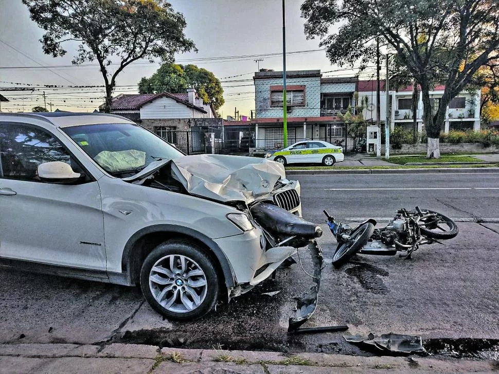 DESTRUIDOS. Así quedaron los vehículos tras la colisión en la avenida.  