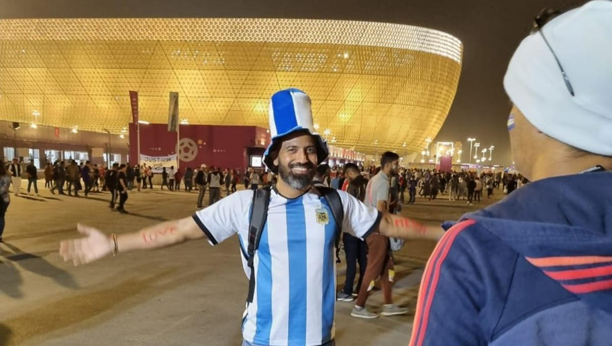 UN RECUERDO. No hay hincha de la Selección que no se tome una foto con el estadio de fondo.