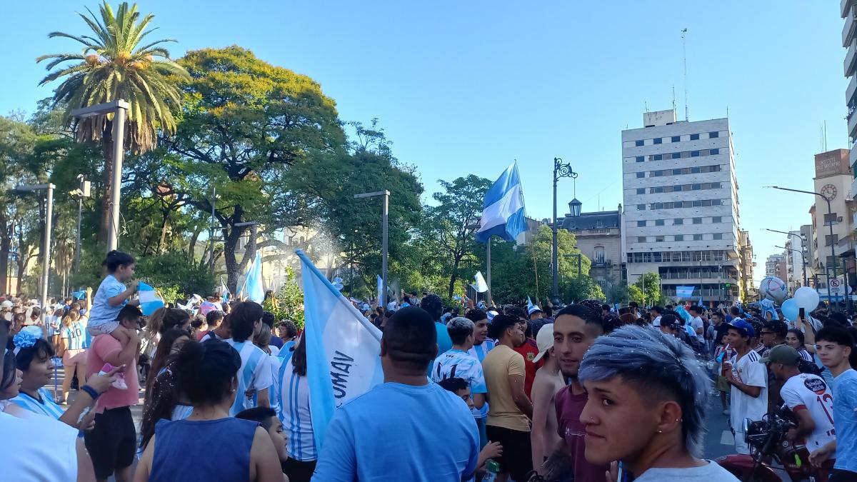 Así festejaron los tucumanos el pase de la Selección a la final del Mundial