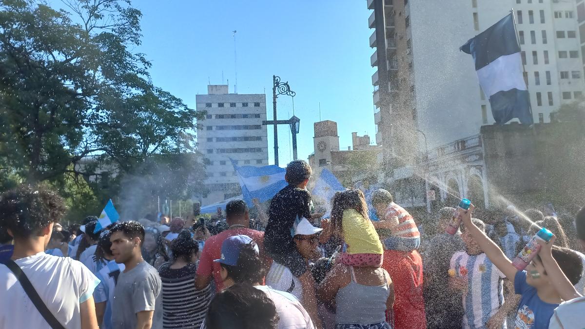 Así festejaron los tucumanos el pase de la Selección a la final del Mundial