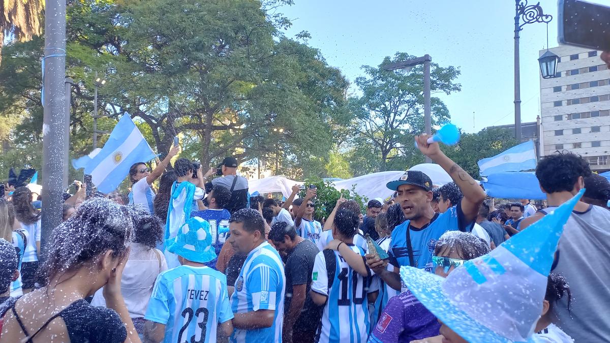 Así festejaron los tucumanos el pase de la Selección a la final del Mundial