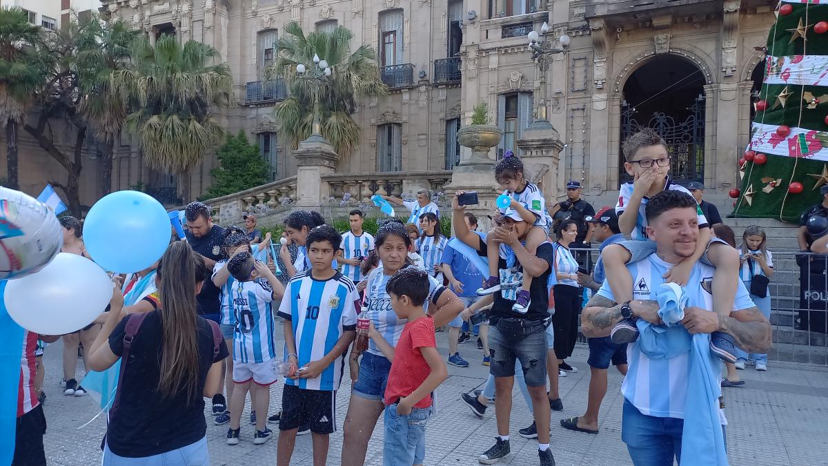 Así festejaron los tucumanos el pase de la Selección a la final del Mundial