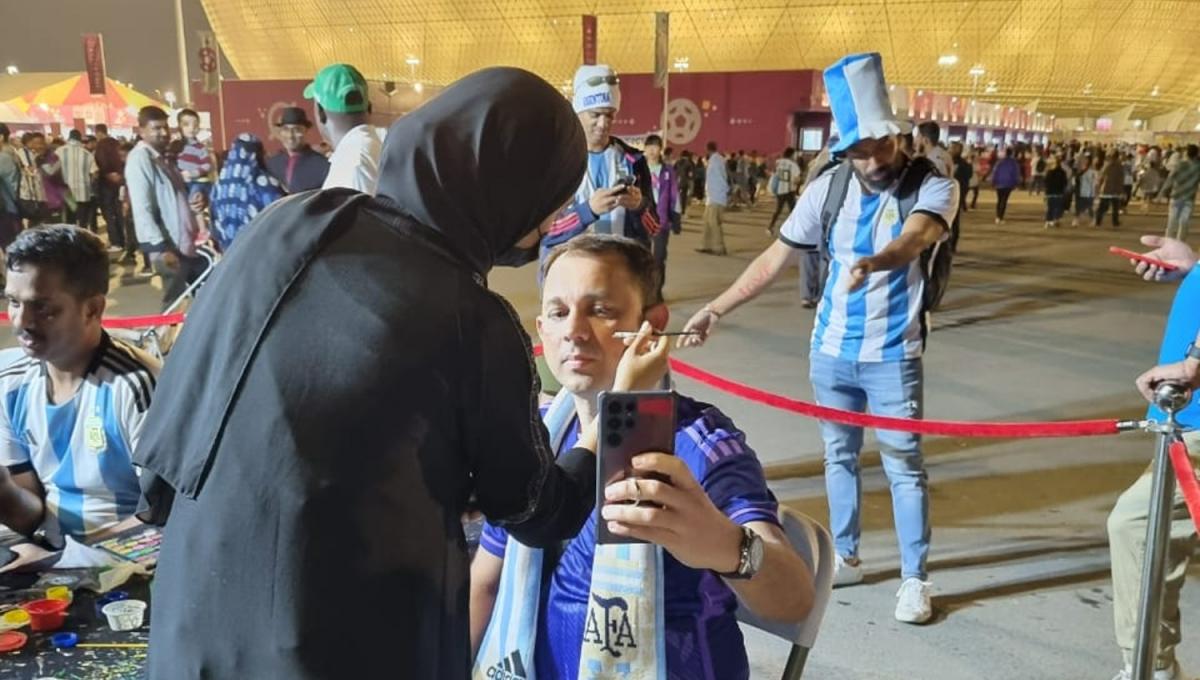 UN RETOQUE. Algunos de los simpatizantes pasaron por los puestos para pintarse la bandera argentina.