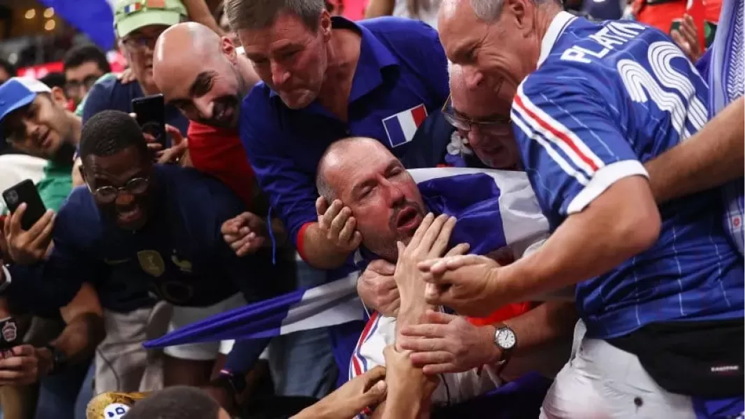 Mundial de Qatar: el brutal pelotazo de Mbappé que noqueó a un hincha francés en la tribuna