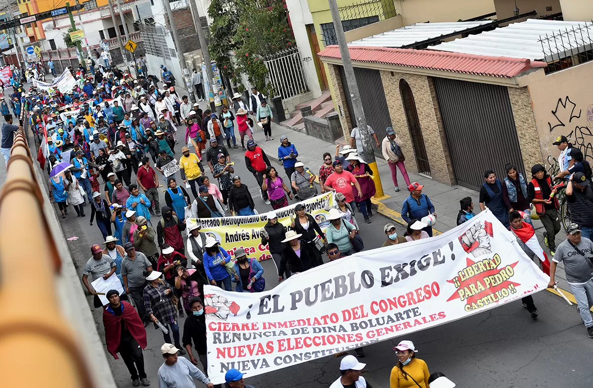 El plan de adelantar elecciones no frena las protestas en Perú