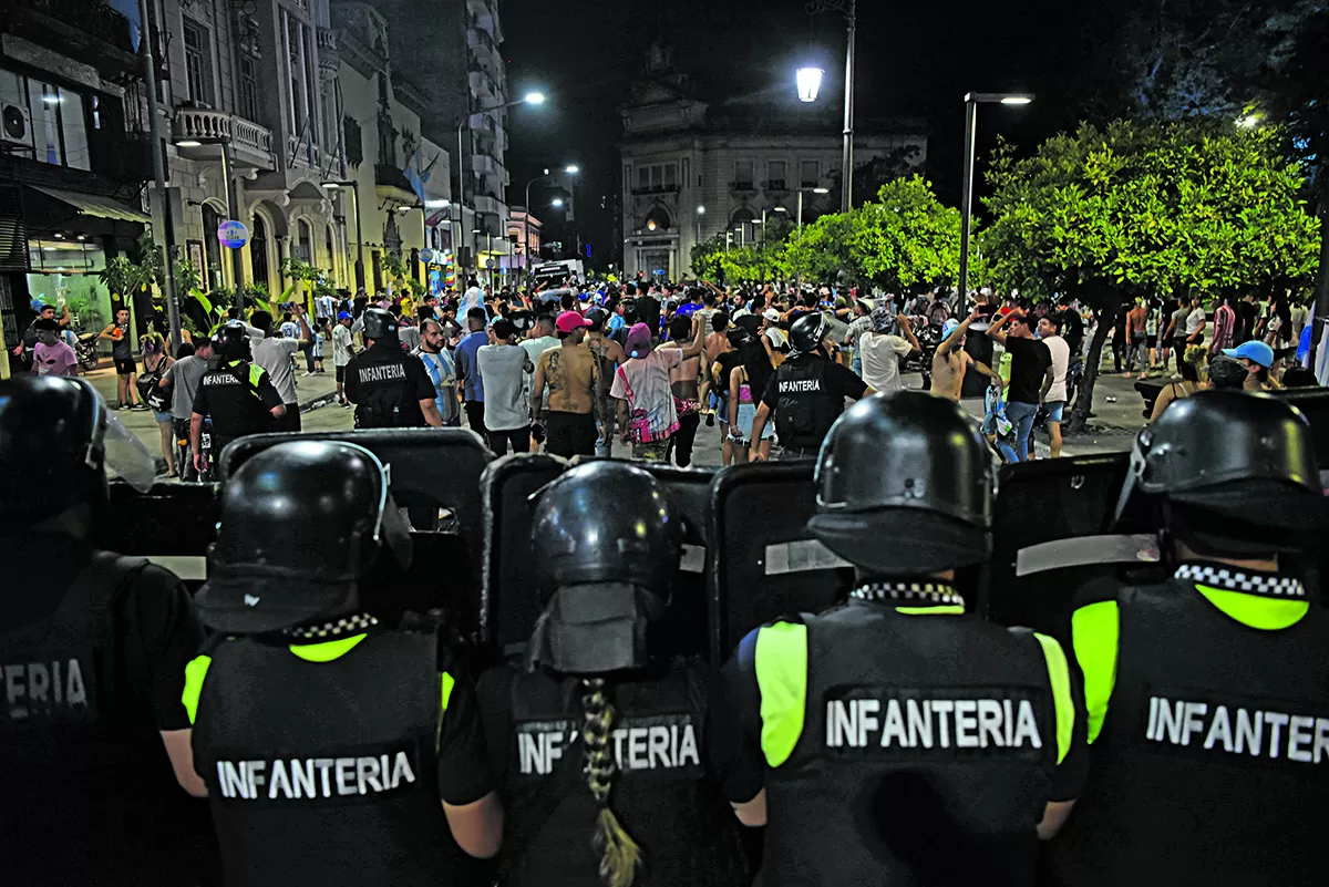 EL PEDIDO DE DESALOJO FUE BIEN CUSTODIADO. Pasadas las 23, los efectivos comenzaron a pedirle a los fanáticos que desalojaran la plaza apoyado por varios cuerpos de infantería de la fuerza.