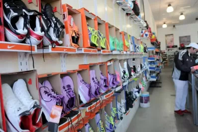 Massa firmó un acuerdo con empresas de zapatillas deportivas para bajar los precios un 15%