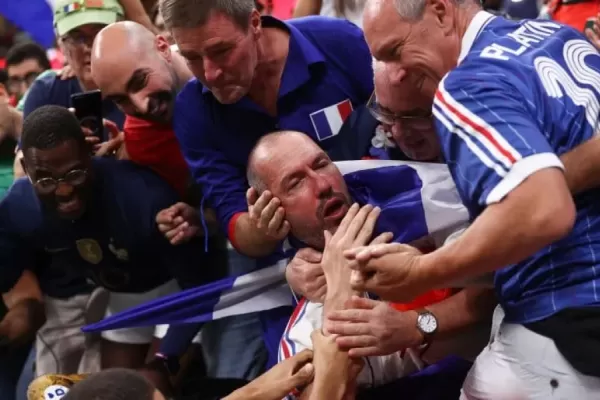 Mundial de Qatar: el brutal pelotazo de Mbappé que noqueó a un hincha francés en la tribuna
