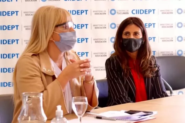 “Mientras Rossana Chahla entregaba vacunas, Carolina resolvía los problemas sociales