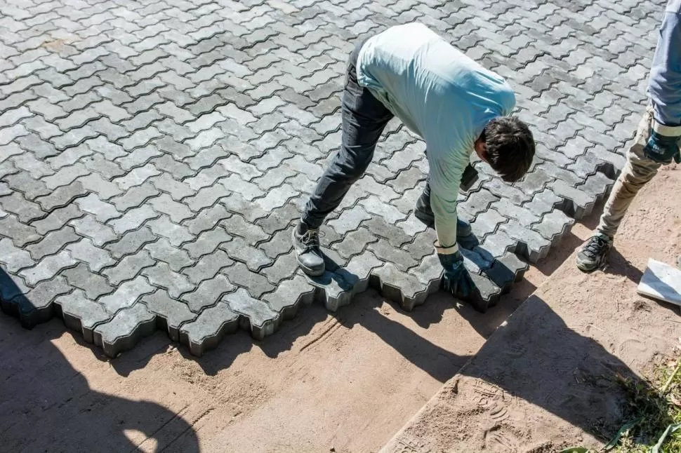EN PLENA TAREA. Los trabajos de adoquinado se realizan en varias calles.  