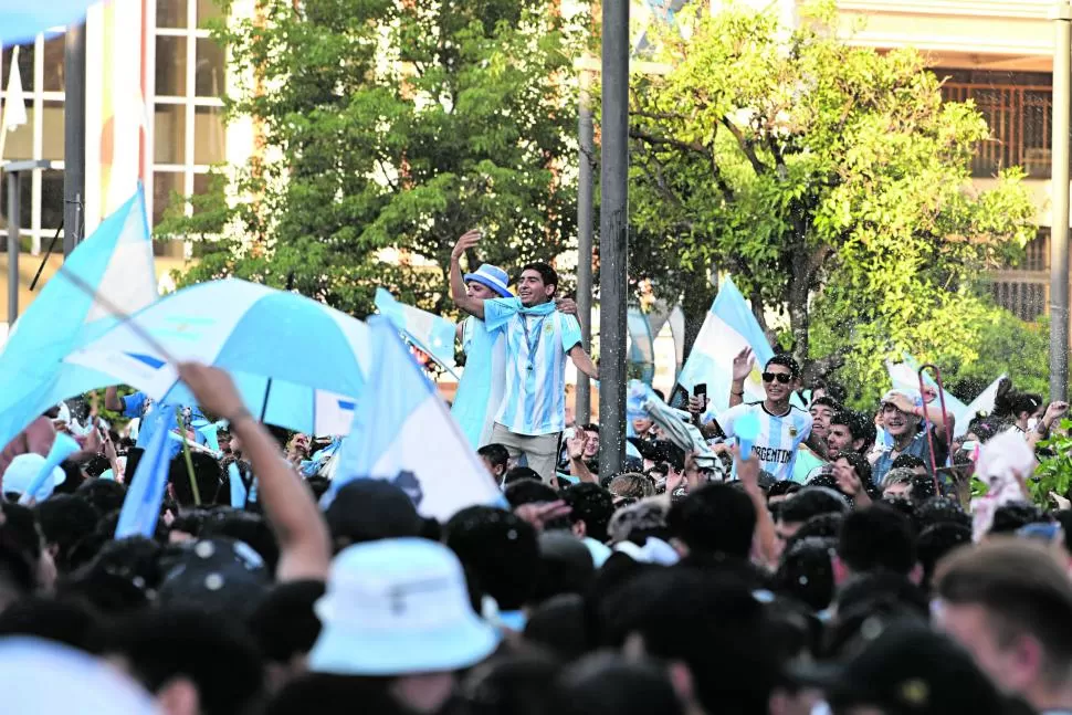 CANTOS QUE HERMANARON. De principio a fin, todos los presentes se unieron en más de una decena de cánticos para celebrar el triunfo de la Scaloneta. 