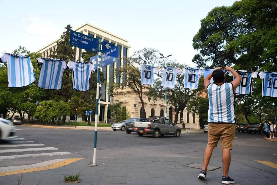 ECONÓMICAS. Ante el elevado precio de las camisetas originales de la Selección, las versiones alternativas ofrecidas por los vendedores ambulantes tuvieron buena aceptación entre los tucumanos, sobre todo las de Messi 