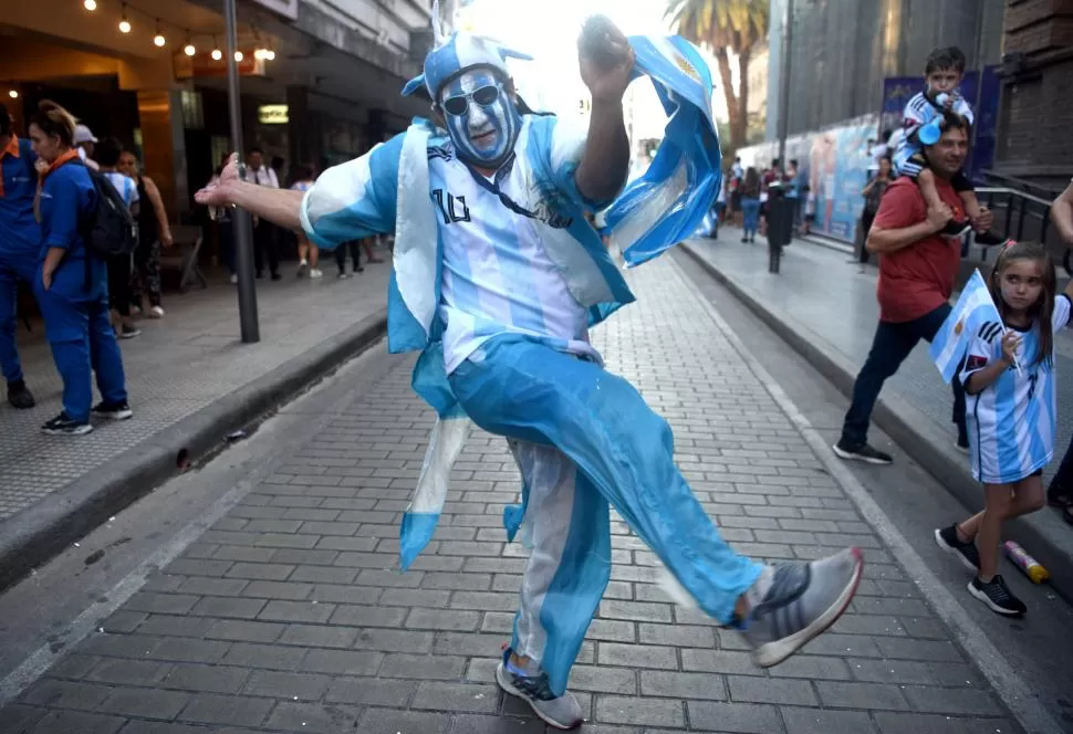 DESBORDÓ DE ALEGRÍA. Este fanático llamó la atención de todos los presentes, por su vestimenta bien “albiceleste”. Con sus banderas y su rostro pintado, dejó todo en los festejos por llegar a la final y hasta se animó a unos pasos de baile. 