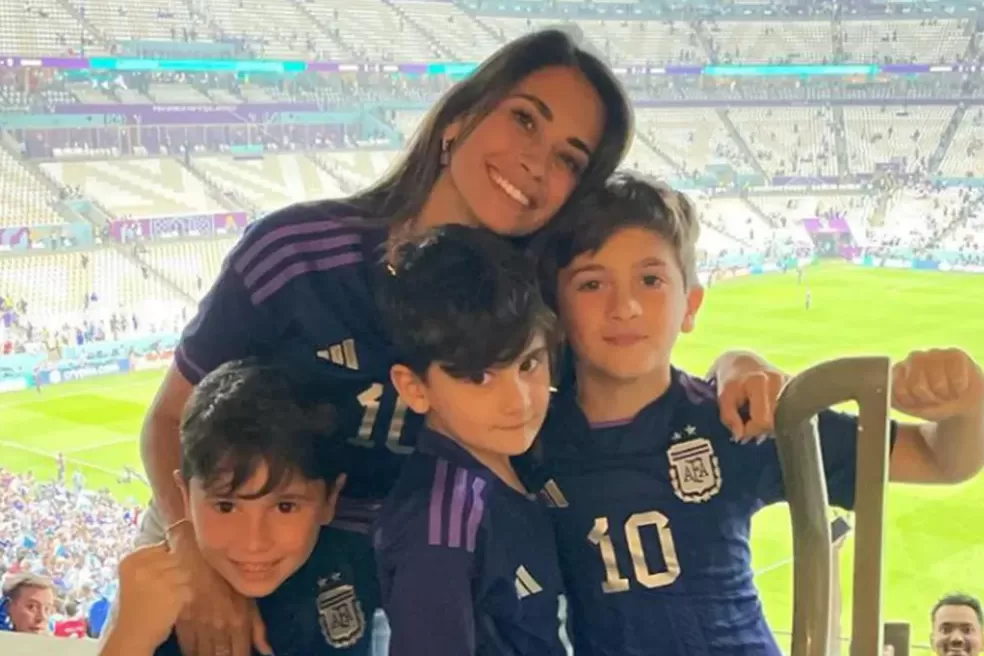 Antonela Roccuzzo junto a sus tres hijos