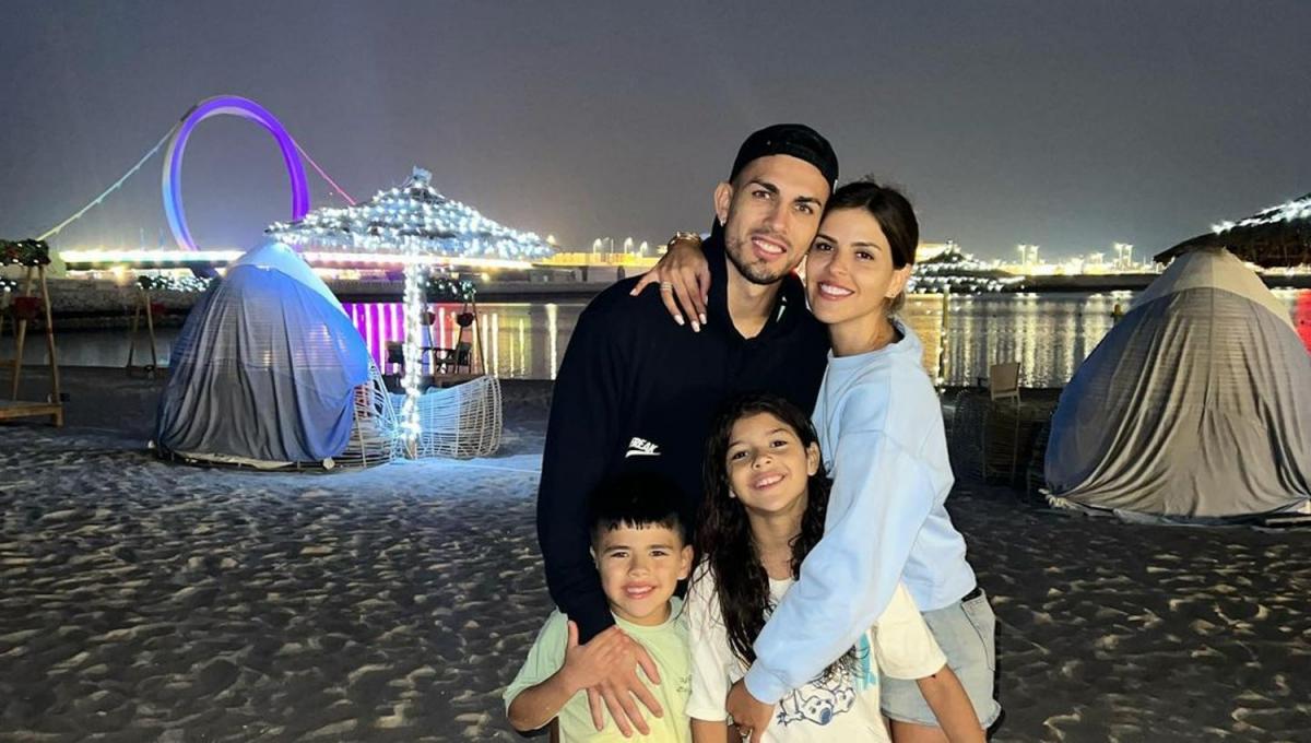 EN FAMILIA. Leandro Paredes recibió la visita de su esposa y de sus hijos.