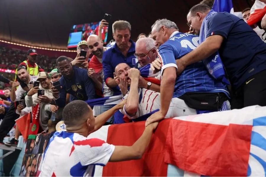 Mundial de Qatar: el brutal pelotazo de Mbappé que noqueó a un hincha francés en la tribuna