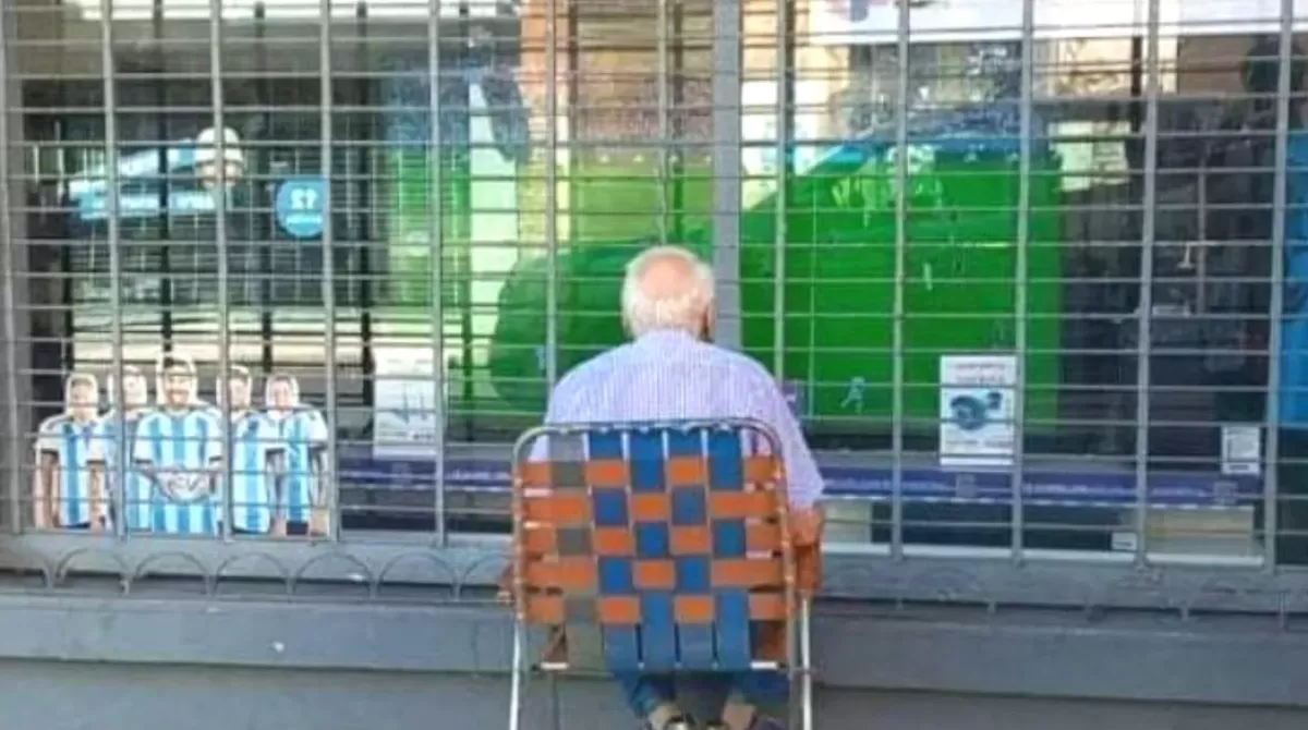 Carlos vio los partidos del Mundial desde la vidriera de un local de electrodomésticos