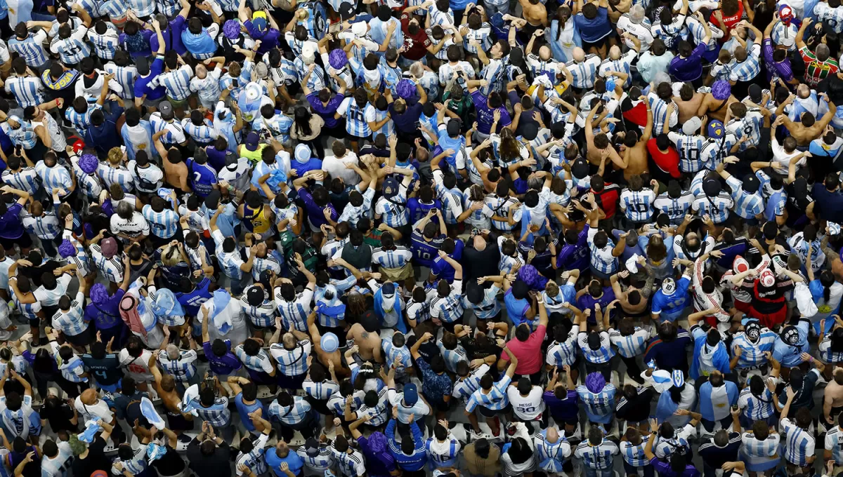 LOCALES. Los hinchas argentinos prometen copar otra vez este domingo el estadio de Lusail, en Doha. 