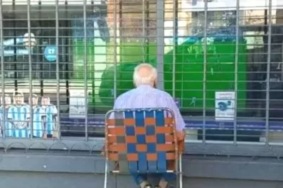 Tiene 83 años, miró el partido de la Selección sentado frente a una vidriera y enterneció al país