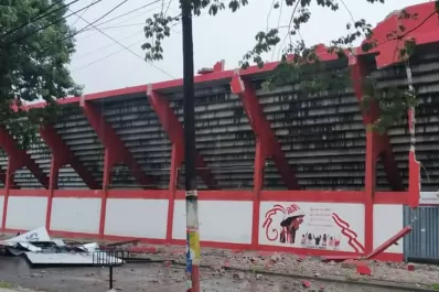 Video: el viento derrumbó un pedazo de la tribuna Pellegrini de La Ciudadela