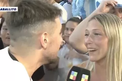 Lo que quieras: una hincha argentina se le declaró en vivo a un periodista y lo dejó sin palabras