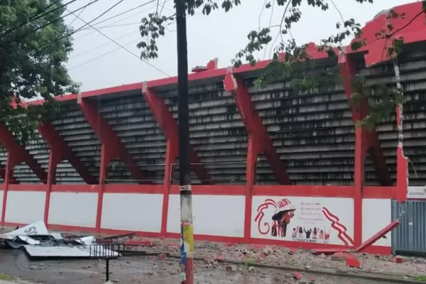 Video: el viento derrumbó un pedazo de la tribuna Pellegrini de La Ciudadela