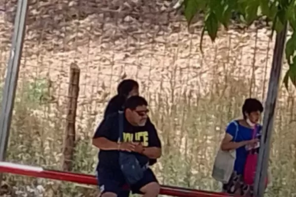 ¡Insólito! En Jujuy afirman que vieron a Diego Maradona en una parada de colectivos