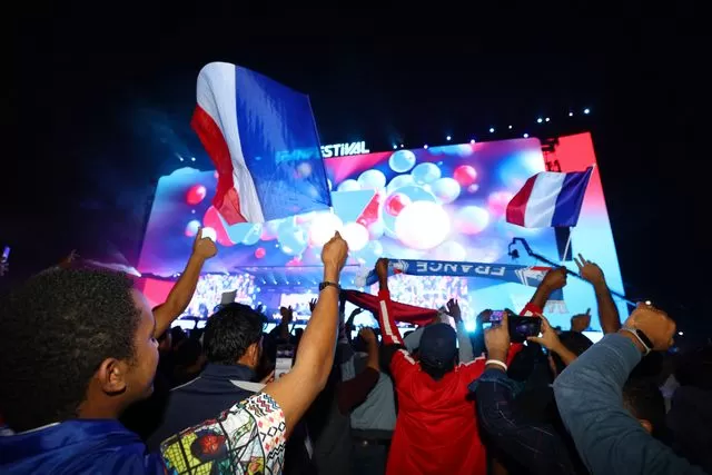 OTRA VEZ A LA FINAL. La afición francesa celebró el triunfo sobre Marruecos, que le aseguró la posibilidad de defender su título. Incidentes en los días previos hacían temer lo peor, pero al final fue una fiesta. 