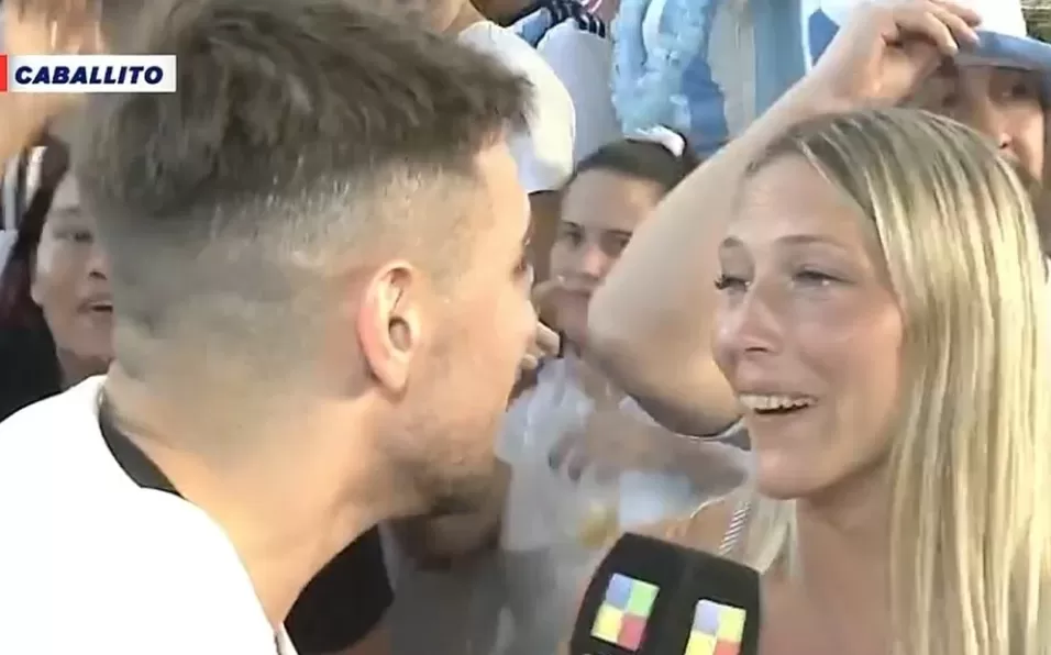 Lo que quieras: una hincha argentina se le declaró en vivo a un periodista y lo dejó sin palabras