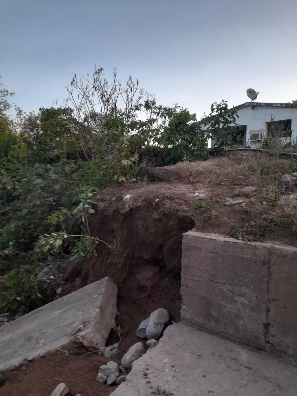 LAS VIDAS DE LOS VECINOS CORREN RIESGO. Entre San José y Puesto Nuevo hay tramos con socavones de hasta siete metros de profundidad. FOTOS GENTILEZA ANAHI PEREZ