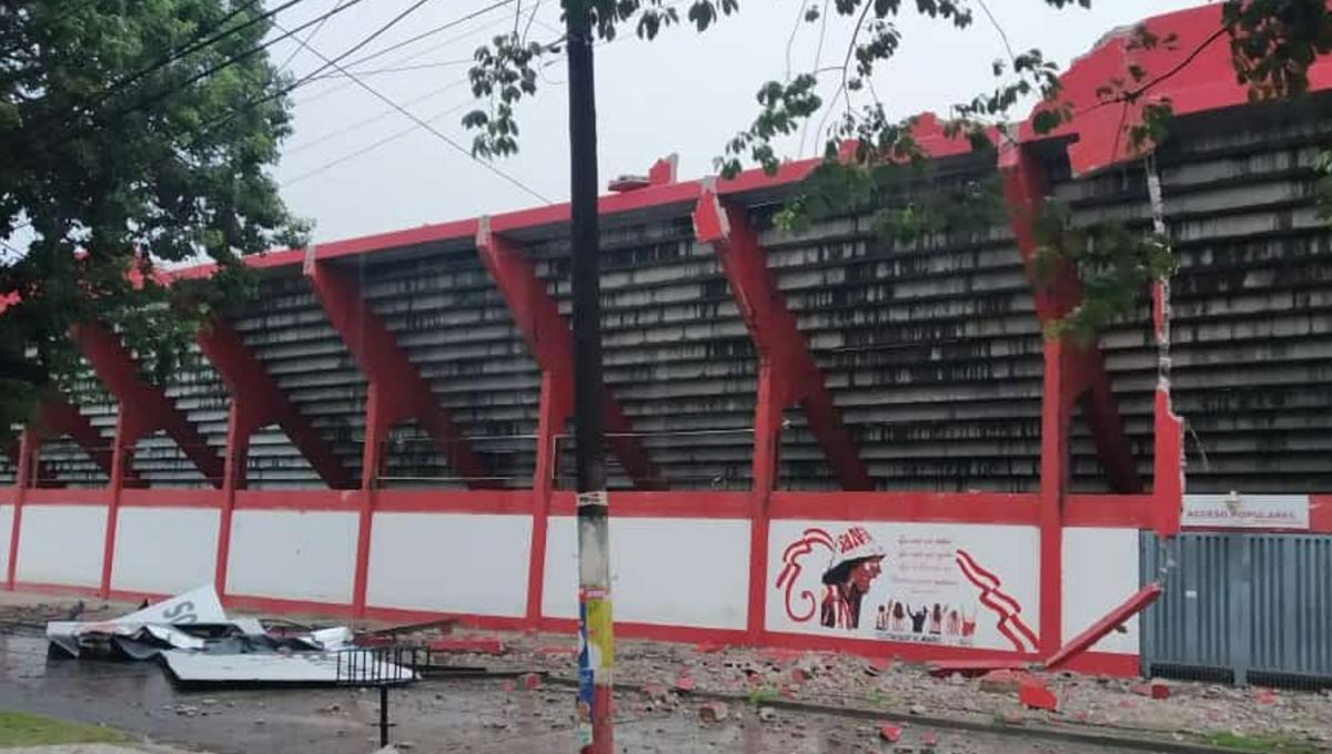 DERRUMBE. Un trozo de la tribuna Pellegrini cayó sobre la vereda de calle Pellegrini. 