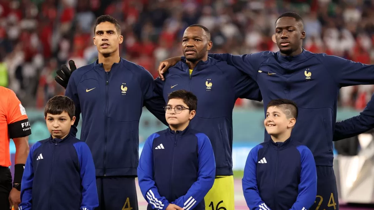 Raphael Varane e Ibrahima Konaté, titulares de la selección francesa, amanecieron resfriados y ya son cinco los afectados