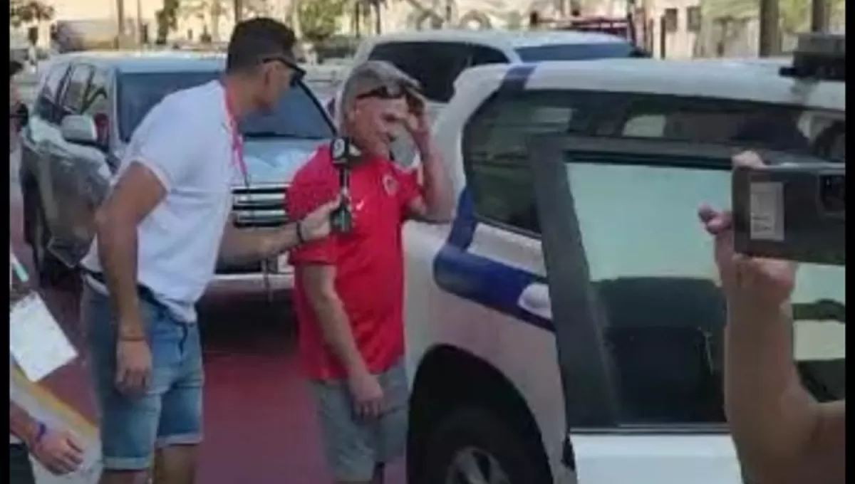 ILEGAL. La reventa de entradas está prohibida también en Qatar por eso este hombre fue llevado por la Policía.