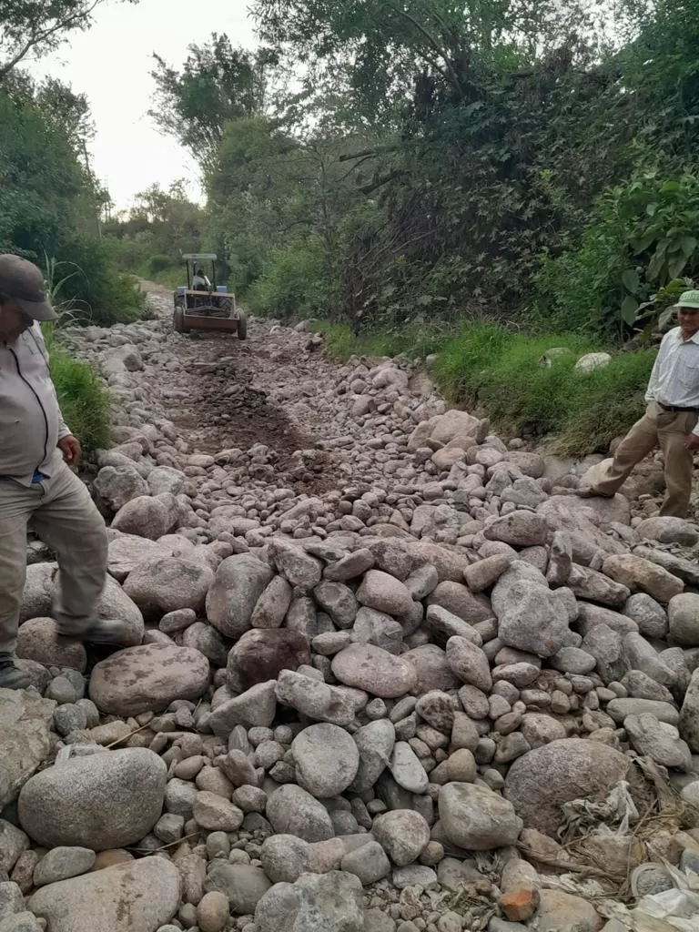 PURA PIEDRA. Las maquinarias volvieron a trabajar en procura de abrir el acceso en Alto El Puesto, donde la gente está totalmente aislada. 