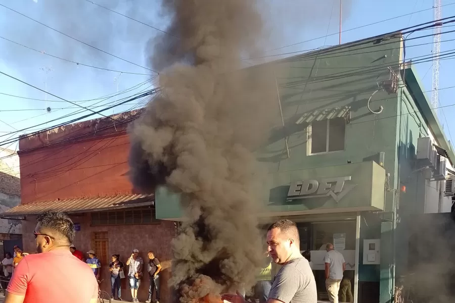 PROTESTA EN INTERIOR. Vecinos de Lules se manifestaron en la sede local ante los cortes de servicios y la baja tensión.