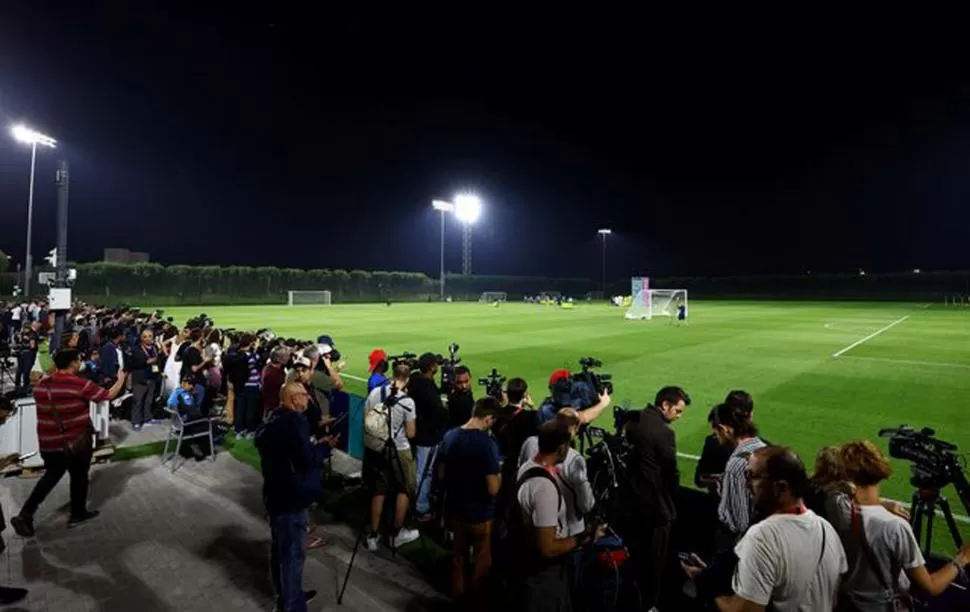 EL CENTRO DE LAS MIRADAS DE LA JORNADA. Decenas de periodistas de todo el mundo coparon las instalaciones donde la Selección realizó una práctica. Estuvieron en el lugar apenas 15 minutos. 