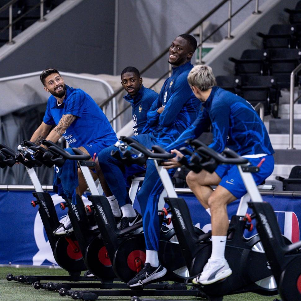 RELAJAMIENTO. Jugadores franceses se divierten en un momento de  la recuperación.