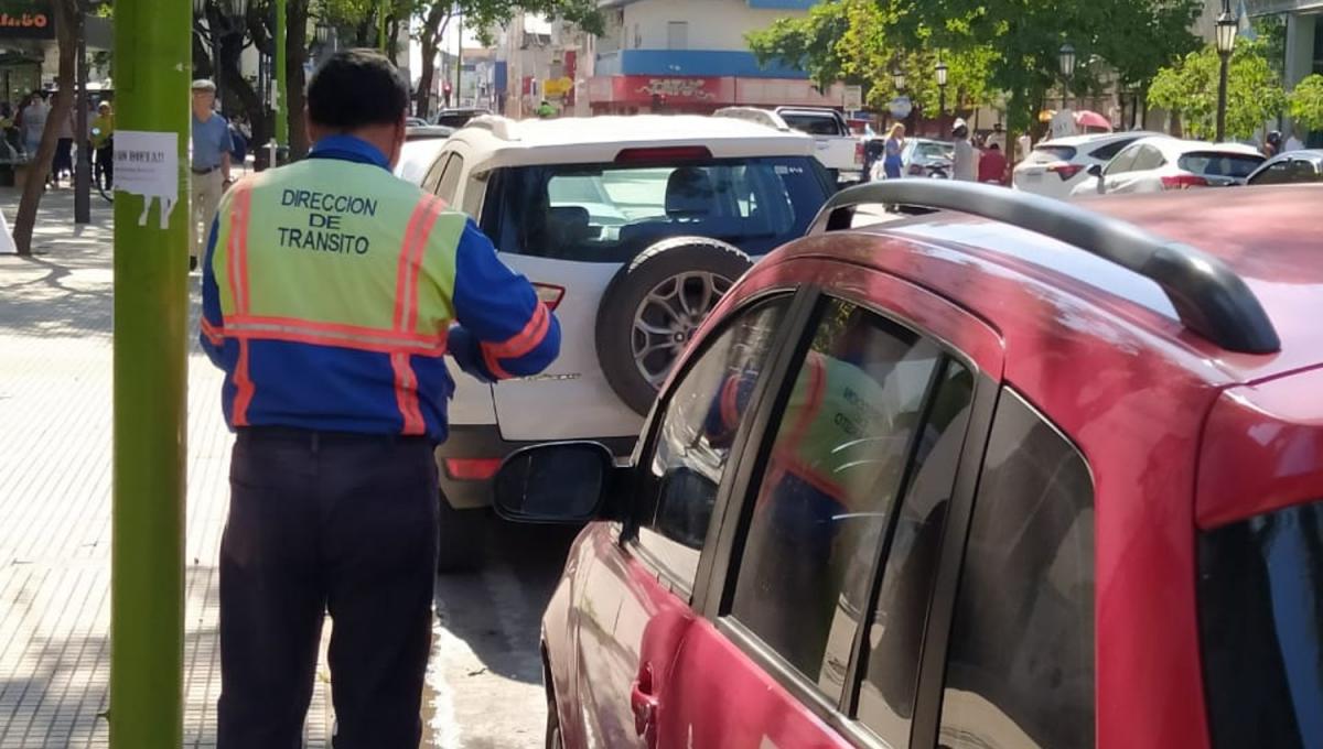 MANOS A LA OBRA. Un inspector completa el formulario ante de dejar una nueva multa en un parabrisas.